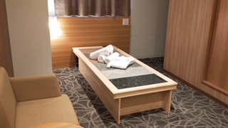 ビジネスホテルで「体をあたためるファスティングプラン」岩盤浴ベッド導入。